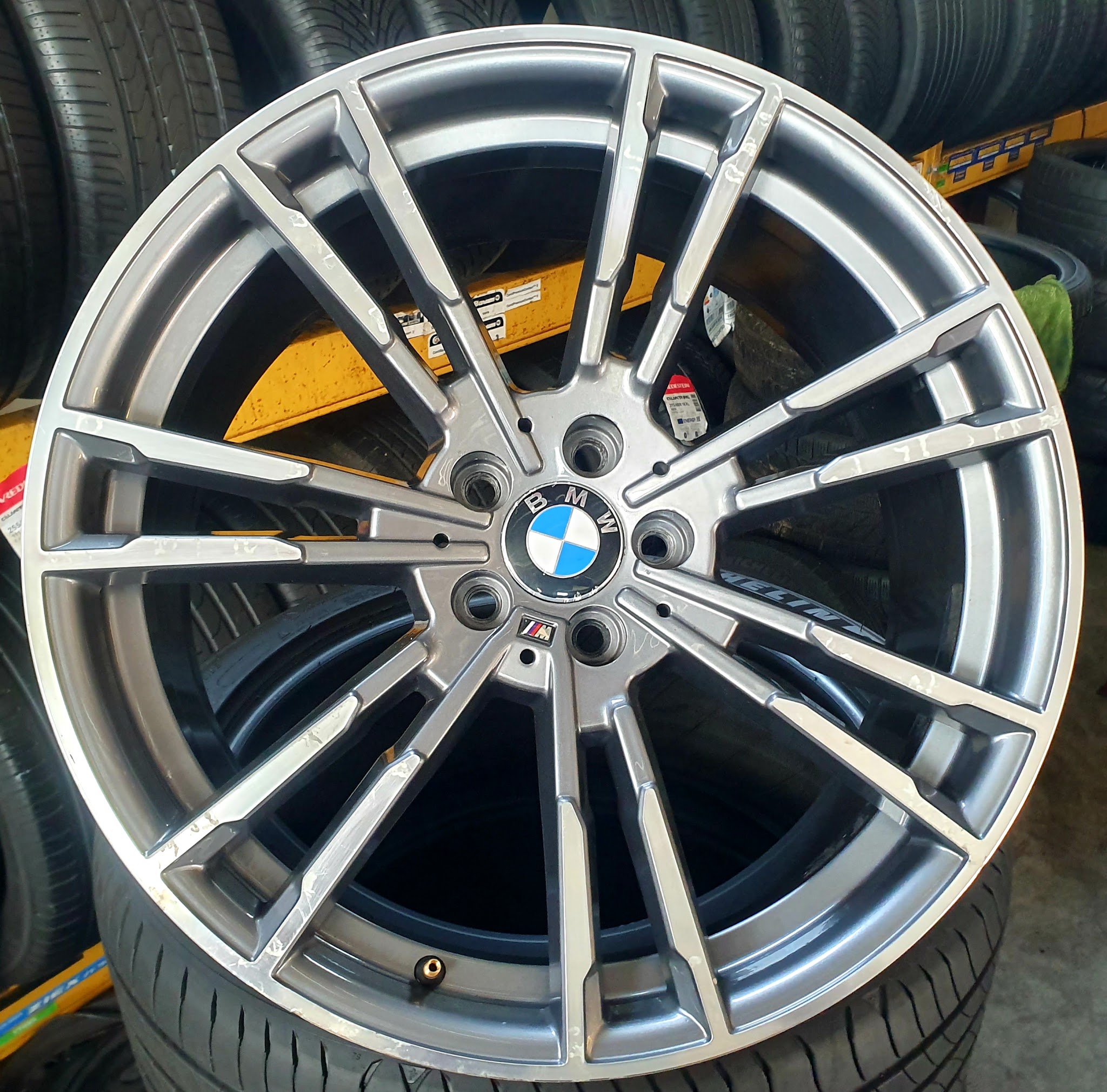 Velg met BMW-naafdop voor de bandenrekken in de winkel