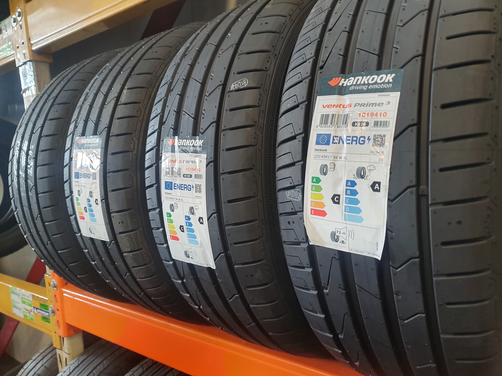 Nieuwe Hankook-banden met label op de rekken
